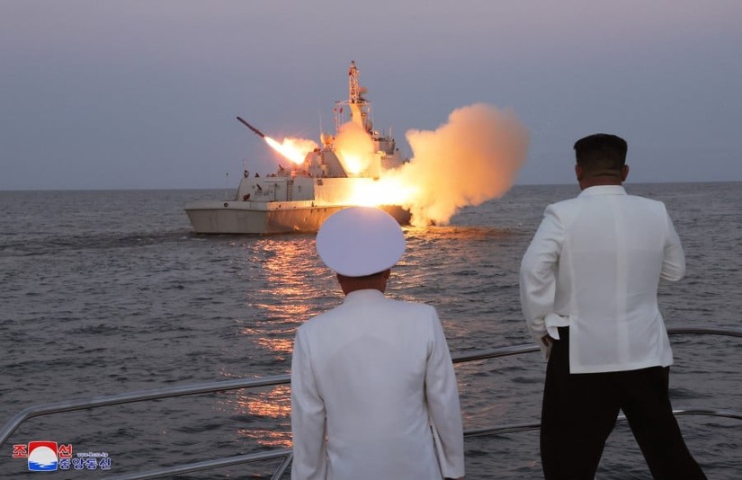 Ông Kim Jong-un (bên phải) đang giám sát một vụ phóng thử tên lửa hành trình chiến lược từ tàu chiến. Ảnh: KCNA