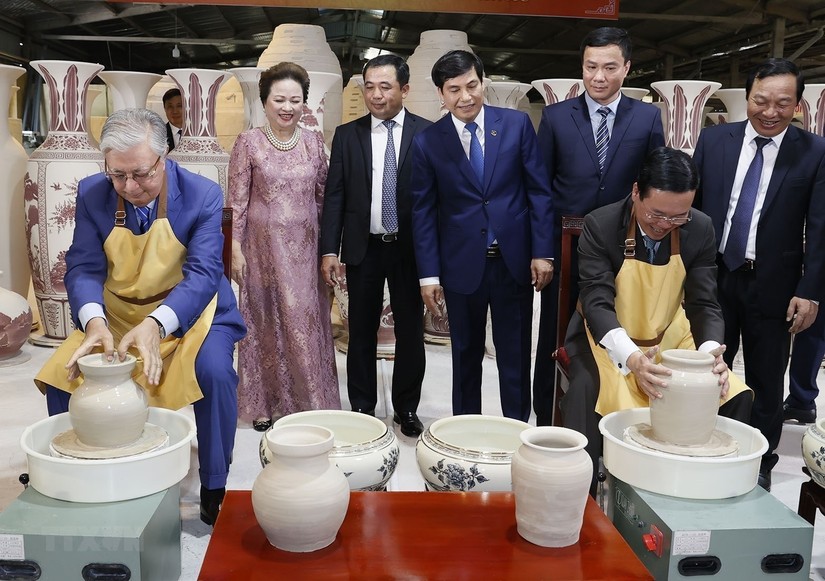 Chủ tịch nước Võ Văn Thưởng và Tổng thống Kazakhstan Kassym-Jomart Tokayev cùng trải nghiệm làm gốm Chu Đậu. Ảnh: VNA