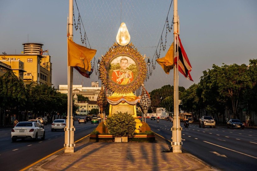 Chân dung Quốc vương Maha Vajiralongkorn ở Bangkok, Thái Lan. Ảnh: Bloomberg
