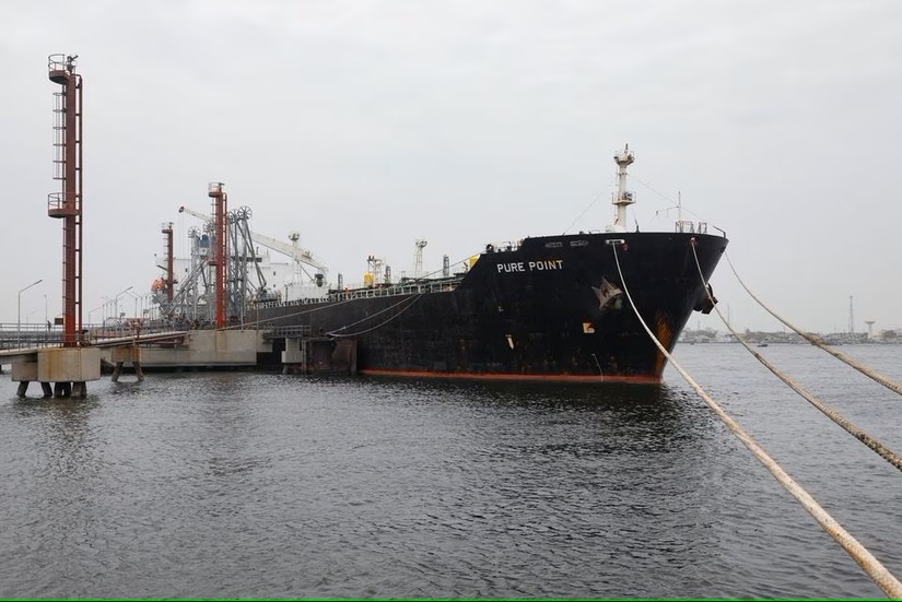Tàu Pure Point của Nga chở dầu thô neo đậu tại cảng ở Karachi, Pakistan, ngày 13/6. Ảnh: Reuters 