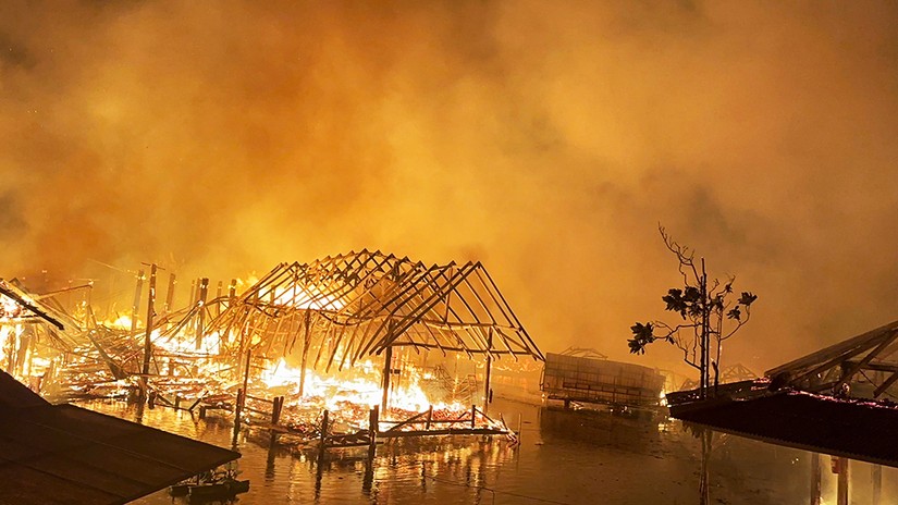 Chợ nổi Pattaya chìm trong biển lửa, Ảnh: Khaosod 