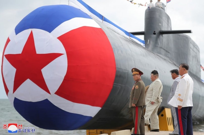 Ông Kim Jong-un và các quan chức đứng trước tàu ngầm tấn công hạt nhân chiến thuật. Ảnh: KCNA