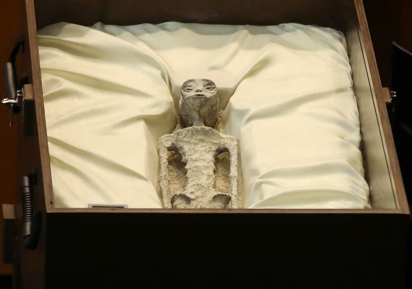 Bộ xác của sinh vật “không phải con người" được trưng bày trong phiên điều trần của Quốc hội Mexico, ngày 12/9. Ảnh: Reuters