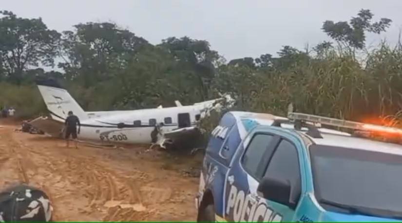 Hiện trường vụ tai nạn máy bay tại thị trấn Barcelos, bang Amazonas, Brazil. Ảnh: X/@choquei