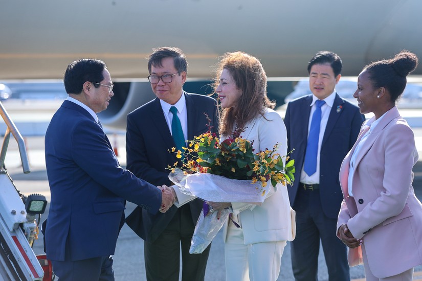 Thủ tướng Phạm Minh Chính và đoàn đại biểu Việt Nam tới sân bay Quốc tế San Francisco, bang California, Mỹ. Ảnh: VGP