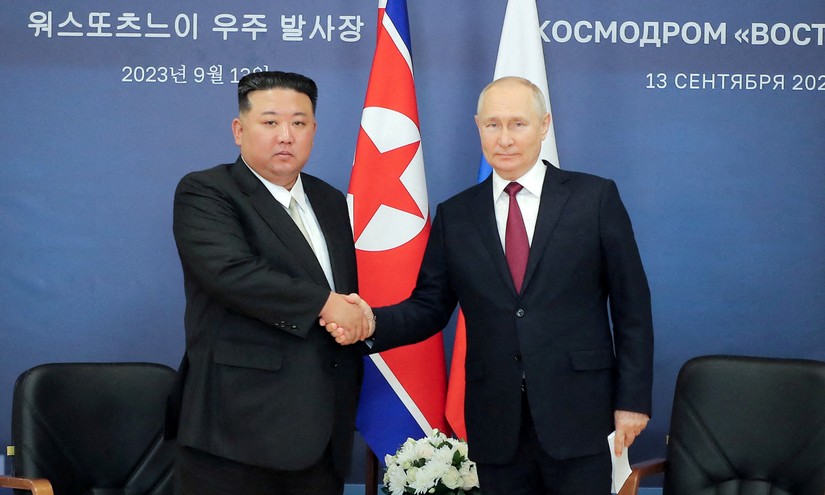 Tổng thống Nga Vladimir Putin bắt tay nhà lãnh đạo Triều Tiên Kim Jong Un trong cuộc gặp ở vùng Viễn Đông, Nga, ngày 13/9. Ảnh: Sputnik