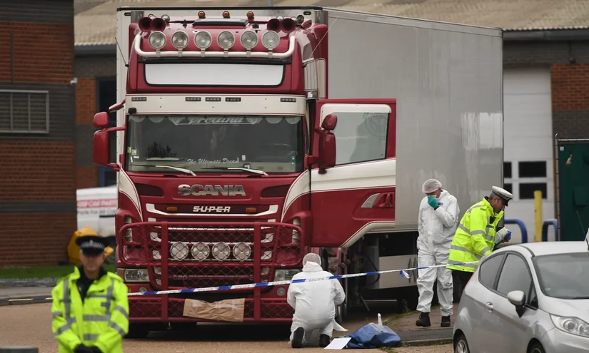 Giới chức tạm giữ chiếc xe tải chở 6 phụ nữ di cư tại Pháp. Ảnh: Guardian 
