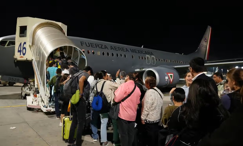 Công dân Mexico xếp hàng lên máy bay của Ban Thư ký Quốc phòng Mexico (SEDENA) tại Sân bay Quốc tế Ben Gurion, Tel Aviv, Israel. Ảnh : Văn phòng Ngoại trưởng Mexico