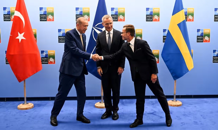 Tổng thống Thổ Nhĩ Kỳ Recep Tayyip Erdogan bắt tay Thủ tướng Thụy Điển Ulf Kristersson, đứng giữa là Tổng thư ký NATO Jens Stoltenberg, tại Hội nghị Thượng đỉnh NATO ở Vilnius, Lithuania, tháng 7. Ảnh: EPA