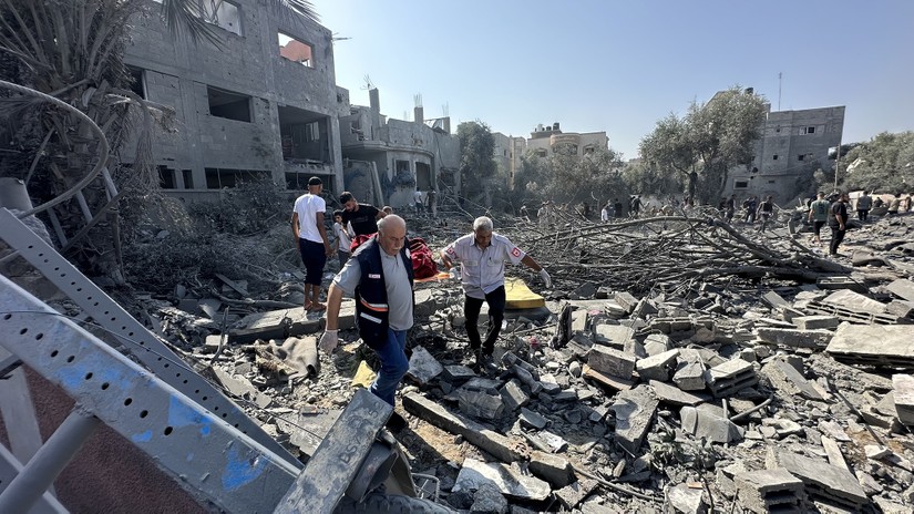 Đống đổ nát tại trại tị nạn Nuseirat ở Deir al Balah, Gaza sau các cuộc không kích của Israel, ngày 25/10. Ảnh: Getty Images