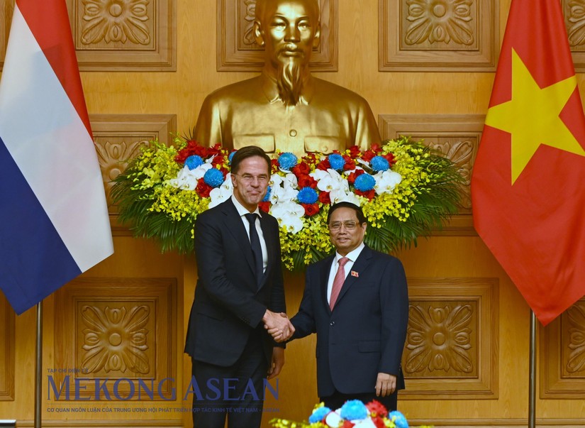 Thủ tướng Phạm Minh Chính và Thủ tướng Hà Lan Mark Rutte chụp ảnh trong phòng hội đàm tại Trụ sở Chính phủ. Ảnh: Đỗ Thảo