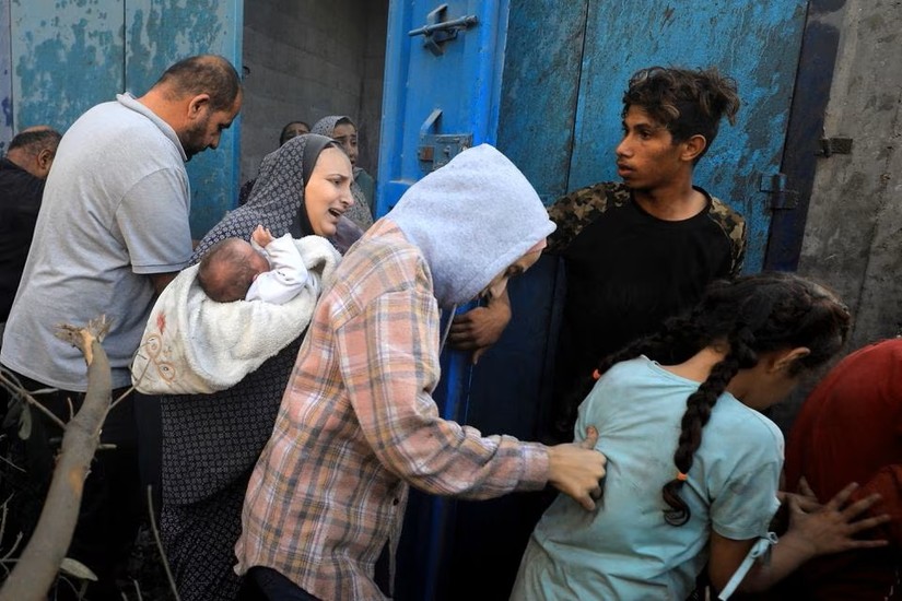 Người Palestine sơ tán khỏi một địa điểm bị tấn công tại trại tị nạn Al-Maghazi, trung tâm Dải Gaza, ngày 6/11. Ảnh: Reuters