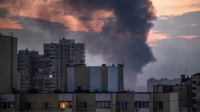Khói bốc lên khắp thủ đô Kiev sau cuộc tấn công bằng tên lửa của Nga, ngày 21/9. Ảnh: Reuters