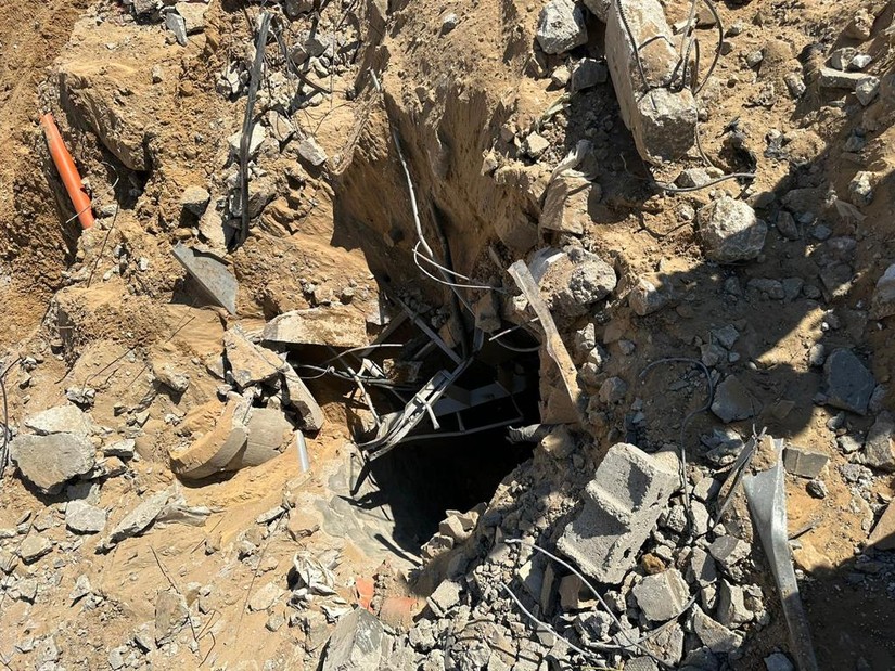 Một lối vào đường hầm mà IDF cho biết đã tìm thấy bên trong khu phức hợp Bệnh viện Al-Shifa, thành phố Gaza, ngày 16/11. Ảnh: IDF