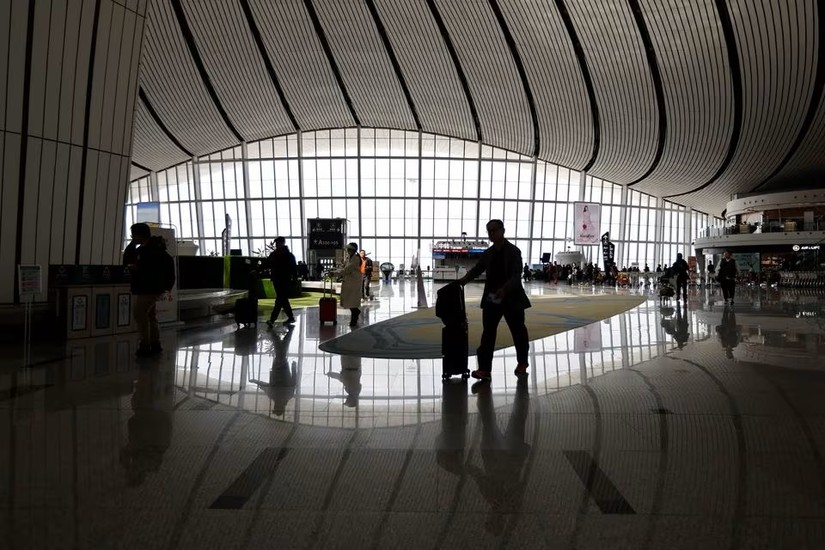Hành khách tại Sân bay Quốc tế Đại Hưng Bắc Kinh, Bắc Kinh, Trung Quốc ngày 24/4. Ảnh: Reuters
