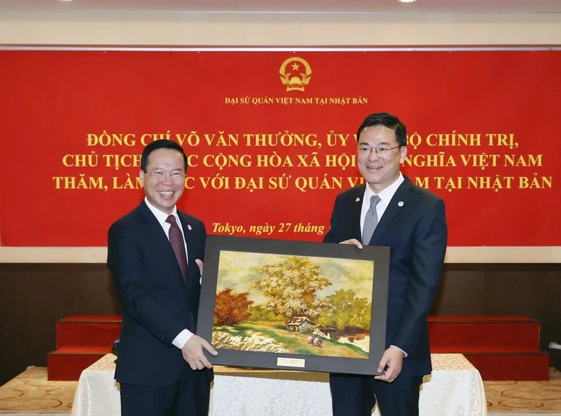 Chủ tịch nước Võ Văn Thưởng tặng bức tranh phong cảnh quê hương cho Đại sứ quán Việt Nam tại Nhật Bản. Ảnh: TTXVN