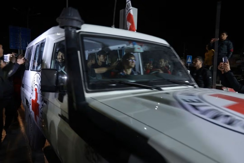 Xe của Hội Chữ thập đỏ chở các con tin được Hamas thả, ngày 16/11. Ảnh: Reuters