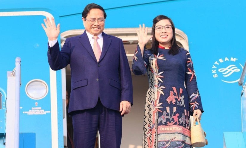 Thủ tướng Phạm Minh Chính và Phu nhân tại sân bay Nội Bài, chiều 28/11. Ảnh: VGP