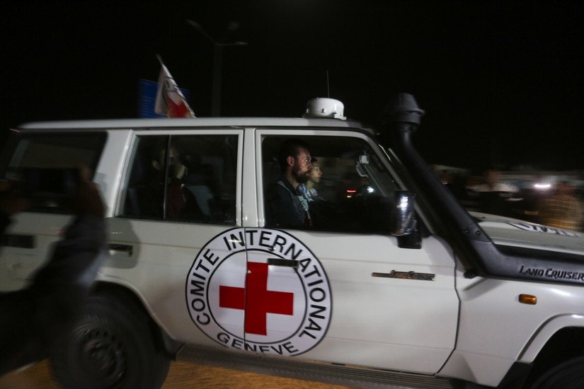 Xe chở con tin của Hội Chữ thập đỏ đi qua cửa khẩu Ai Cập, ngày 26/11. Ảnh: AP