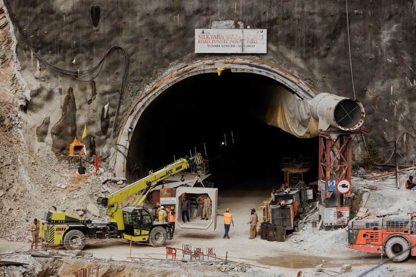 Hiện trường vụ sập đường hầm cao tốc tại bang Uttarakhand, Ấn Độ, ngày 28/11. Ảnh: Reuters