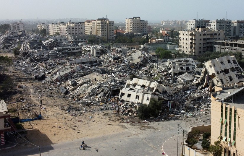 Các tòa nhà dân cư bị phá hủy trong các cuộc tấn công của Israel ở phía nam thành phố Gaza, ngày 26/11. Ảnh: Reuters
