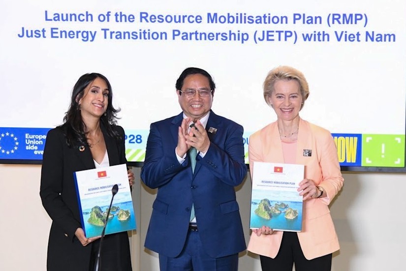 Thủ tướng Phạm Minh Chính công bố kế hoạch huy động nguồn lực thực hiện Tuyên bố chính trị thiết lập quan hệ đối tác chuyển đổi năng lượng công bằng (JETP). Ảnh: VGP