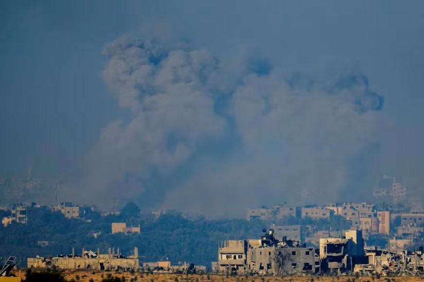 Khói bốc lên sau cuộc không kích của Israel ở Gaza, nhìn từ miền nam Israel, ngày 2/12. Ảnh: Reuters