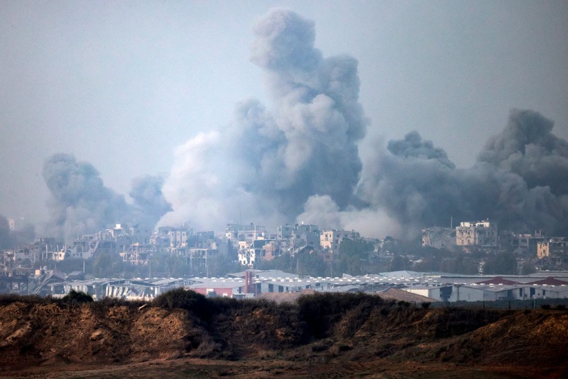 Khói bốc lên sau khi các cuộc không kích của Israel vào Gaza, nhìn từ miền nam Israel, ngày 3/12. Ảnh: AFP