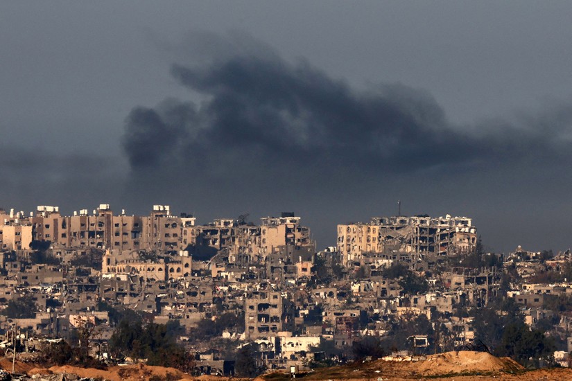 Khói bốc lên từ các tòa nhà bị hư hại bởi cuộc tấn công của Israel ở Gaza, ngày 3/12. Ảnh: AFP