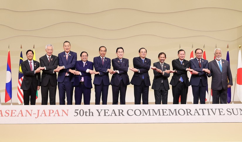 Thủ tướng Nhật Bản Kishida Fumio và lãnh đạo các nước ASEAN tham dự Hội nghị cấp cao kỷ niệm 50 năm quan hệ ASEAN - Nhật Bản chụp ảnh chung. Ảnh: VGP