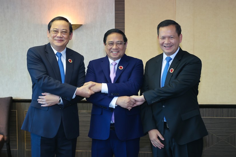 Thủ tướng Phạm Minh Chính (giữa) chụp ảnh cùng Thủ tướng Lào Sonexay Siphandone (trái) và Thủ tướng Campuchia Hun Manet (phải). Ảnh: VGP