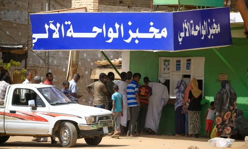 Người dân ở thủ đô Khartoum, Sudan, xếp hàng trước một tiệm bánh. Nước này có mức nợ cao nhất trong số các nước đang phát triển. Ảnh: AP