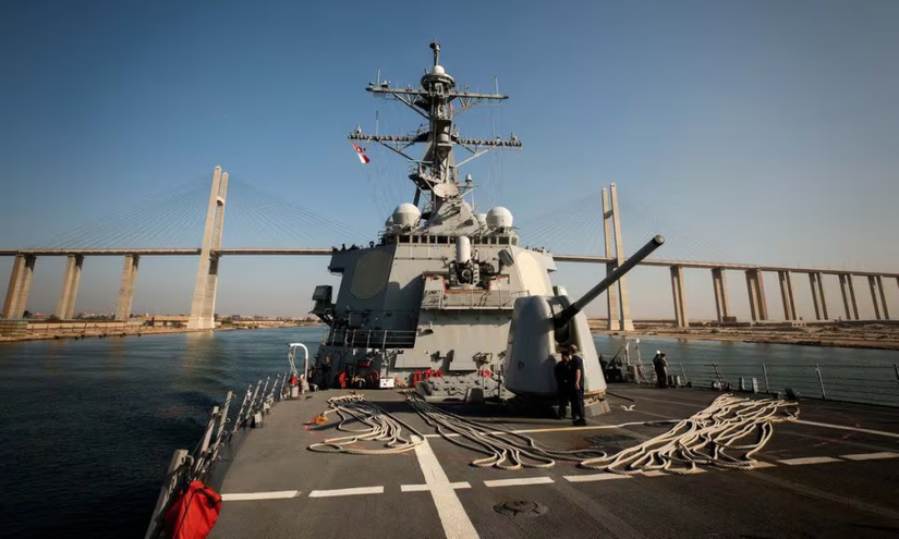 Tàu khu trục USS Carney tại kênh đào Suez, ngày 18/10. Ảnh: Reuters