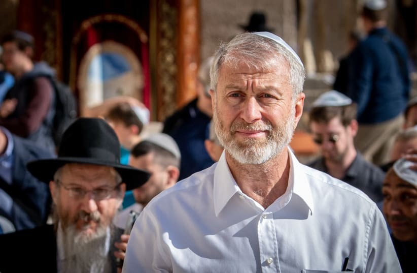 Tỷ phú Nga Roman Abramovich đến Bức tường Than khóc để dự lễ Bar Mitzvah của con trai ông, tại Jerusalem, ngày 20/12/2022. Ảnh: Flash90 