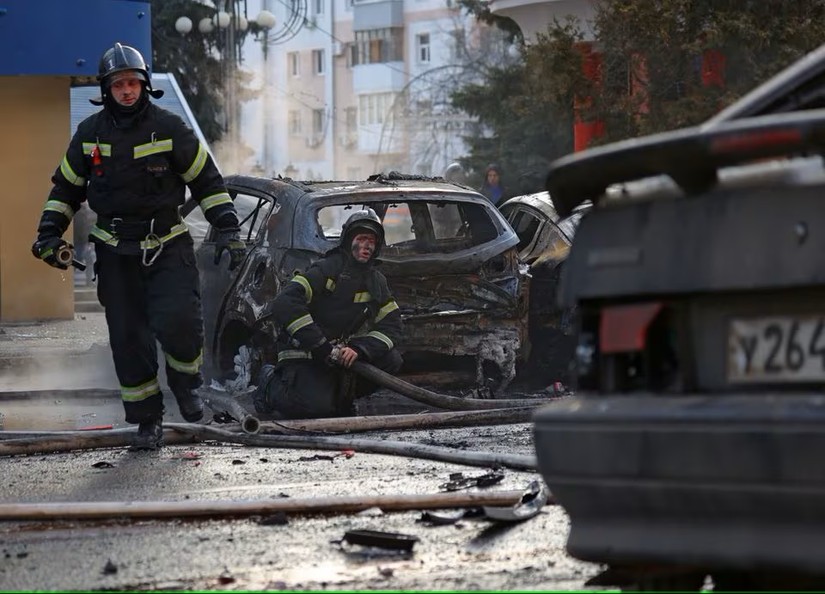Lính cứu hỏa Nga dập tắt những chiếc ô tô bốc cháy sau cuộc tấn công tại thành phố biên giới Belgorod, Nga, ngày 30/12. Ảnh: Reuters