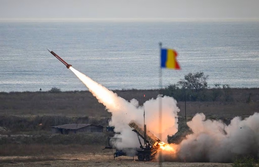 Một bệ phóng tên lửa Patriot của quân đội Romania bắn tên lửa trong cuộc tập trận gần Biển Đen, ngày 15/11/2023. Ảnh: AFP