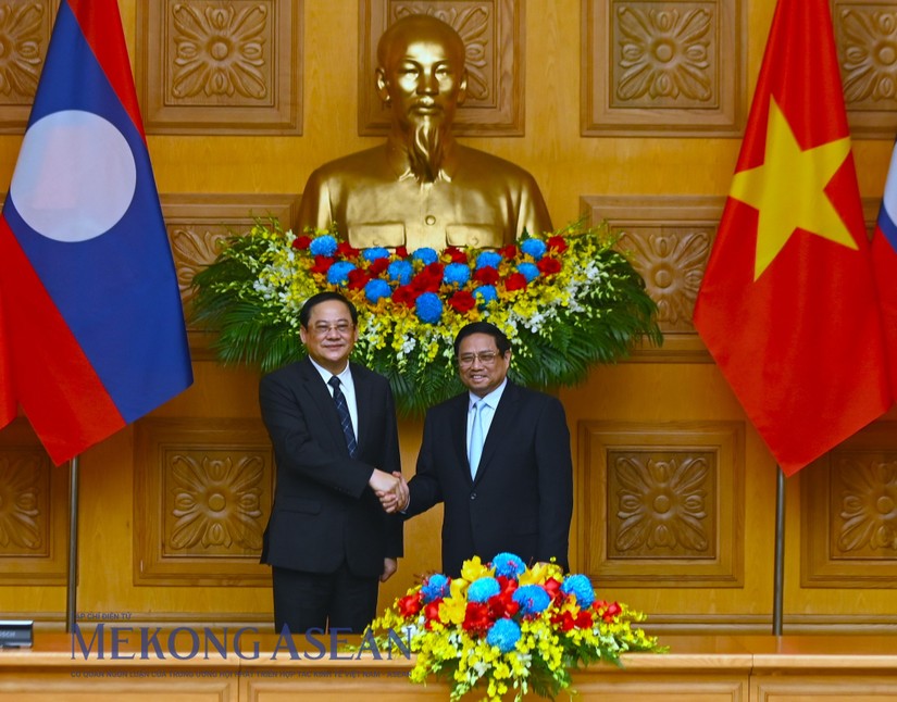  Thủ tướng Phạm Minh Chính chụp ảnh với Thủ tướng Lào Sonexay Siphandon trước cuộc hội đàm, sáng 6/1. Ảnh: Đỗ Thảo