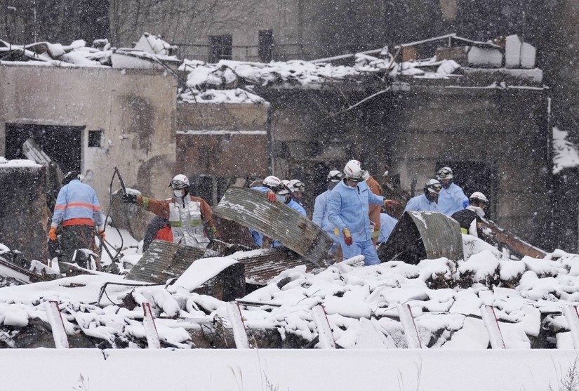 Lính cứu hỏa tìm kiếm nạn nhân trong đống đổ nát gần khu chợ phủ đầy tuyết ở Wajima, tỉnh Ishikawa, Nhật Bản, ngày 8/1. Ảnh: Kyodo News