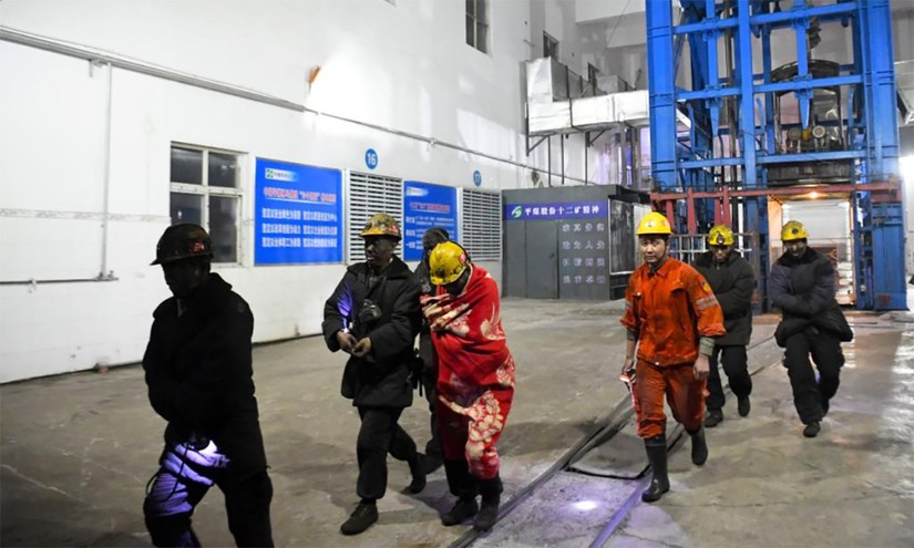 Nhân viên cứu hộ Trung Quốc đưa các thợ mỏ ra khỏi mỏ sau vụ tai nạn ở tỉnh Hà Nam, ngày 12/1. Ảnh: Xinhua
