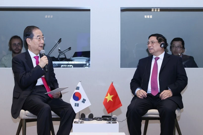 Thủ tướng Phạm Minh Chính tiếp Thủ tướng Hàn Quốc Han Duck-soo. Ảnh: TTXVN
