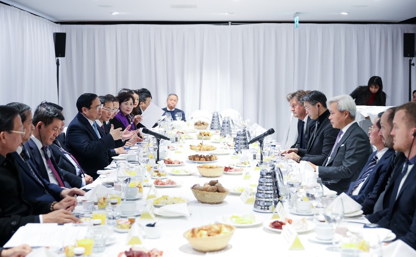 Thủ tướng Phạm Minh Chính chủ trì tọa đàm "Việt Nam - Điểm đến hàng đầu ASEAN về đầu tư bền vững", tại Davos (Thụy Sỹ), ngày 17/1. Ảnh: VGP