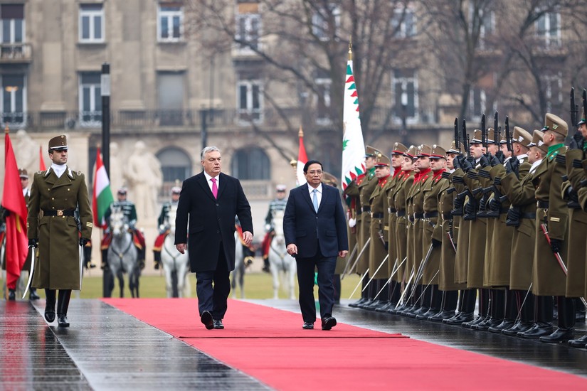 Thủ tướng Phạm Minh Chính và Thủ tướng Viktor Orban duyệt đội danh dự Hungary. Ảnh: VGP