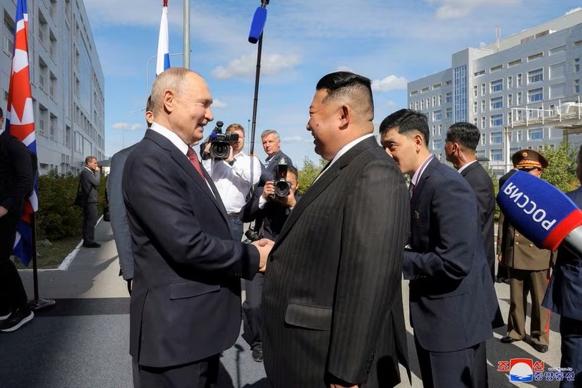 Tổng thống Nga Vladimir Putin (trái) đón chào nhà lãnh đạo Triều Tiên Kim Jong Un thăm Nga, tháng 9/2023. Ảnh: KCNA