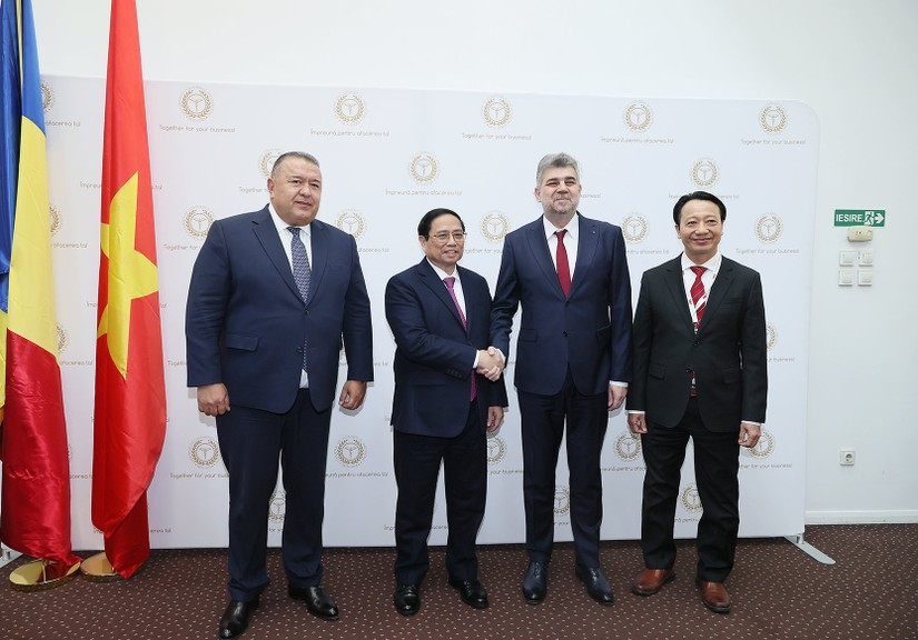 Thủ tướng Phạm Minh Chính và Thủ tướng Romania Ion-Marcel Ciolacu bắt tay tại Diễn đàn Doanh nghiệp Việt Nam – Romania. Ảnh: VGP