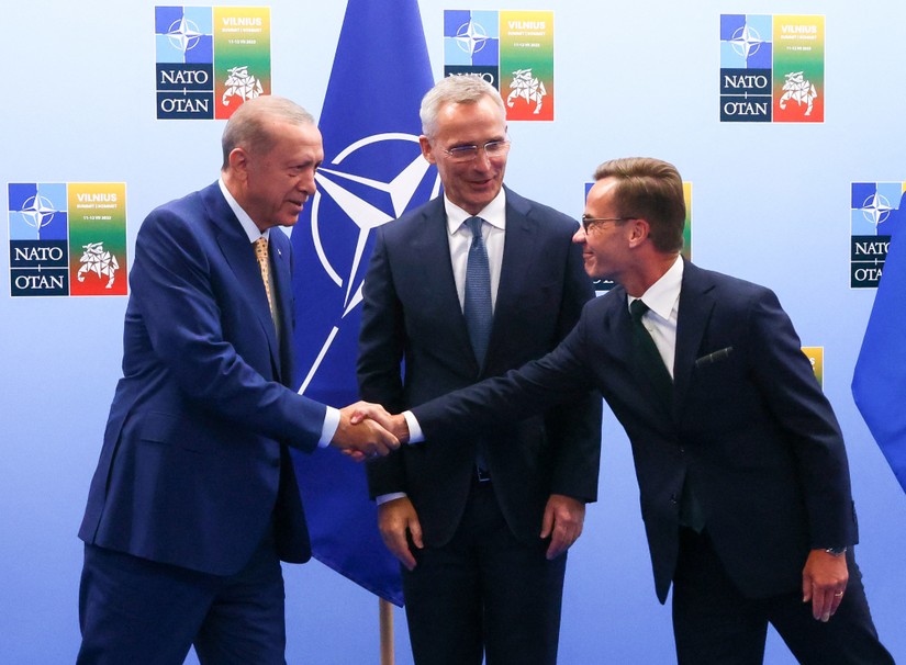  Tổng thống Thổ Nhĩ Kỳ Recep Tayyip Erdogan (trái), Tổng thư ký NATO Jens Stoltenberg và Thủ tướng Thụy Điển Ulf Kristersson (phải) trước hội nghị thượng đỉnh NATO ở Vilnius, Lithuania, ngày 10/7/2023. Ảnh: AFP