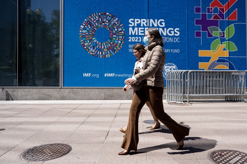 Người đi bộ đi ngang qua trụ sở Quỹ Tiền tệ Quốc tế ở Washington, DC., Mỹ, ngày 10/4/2023. Ảnh: Xinhua
