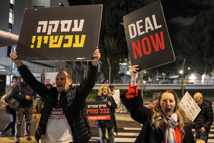 Gia đình các con tin Israel bị bắt ở Dải Gaza tụ tập cùng những người ủng hộ biểu tình yêu cầu thỏa thuận trao trả con tin ở Tel Aviv, Israel, ngày 29/1. Ảnh: AFP