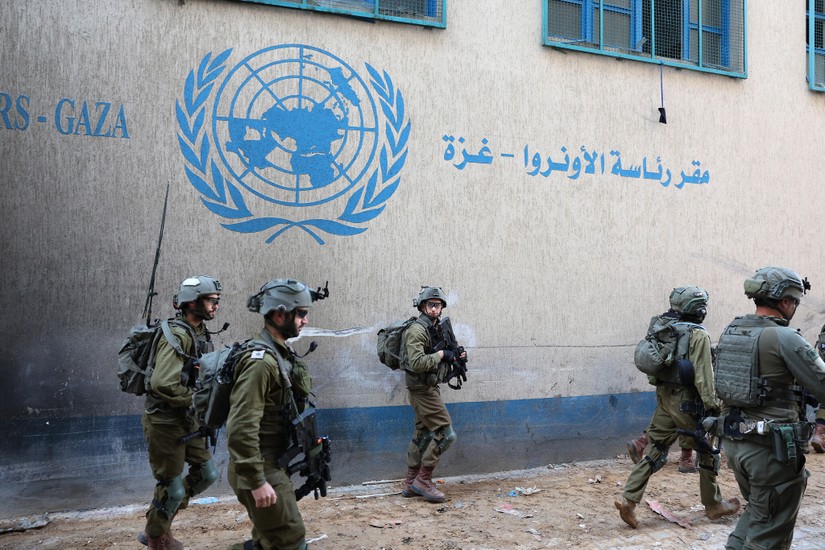 Quân đội Israel đi bên trong khu nhà sơ tán của UNRWA, thành phố Gaza, ngày 8/2/2024. Ảnh: AFP