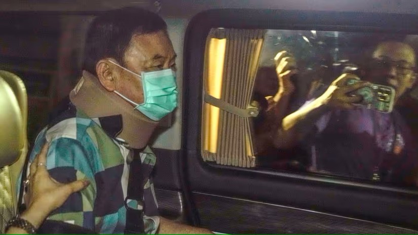 Cựu Thủ tướng Thái Lan Thaksin Shinawatra ngồi trên ô tô rời khỏi bệnh viện, ngày 18/2. Ảnh: AP