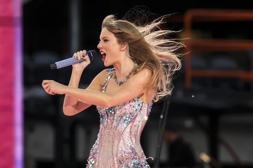 Ca sĩ Taylor Swift biểu diễn trong "The Eras Tour" ở Chicago, Mỹ, ngày 2/6/2023. Ảnh: Chicago Tribune